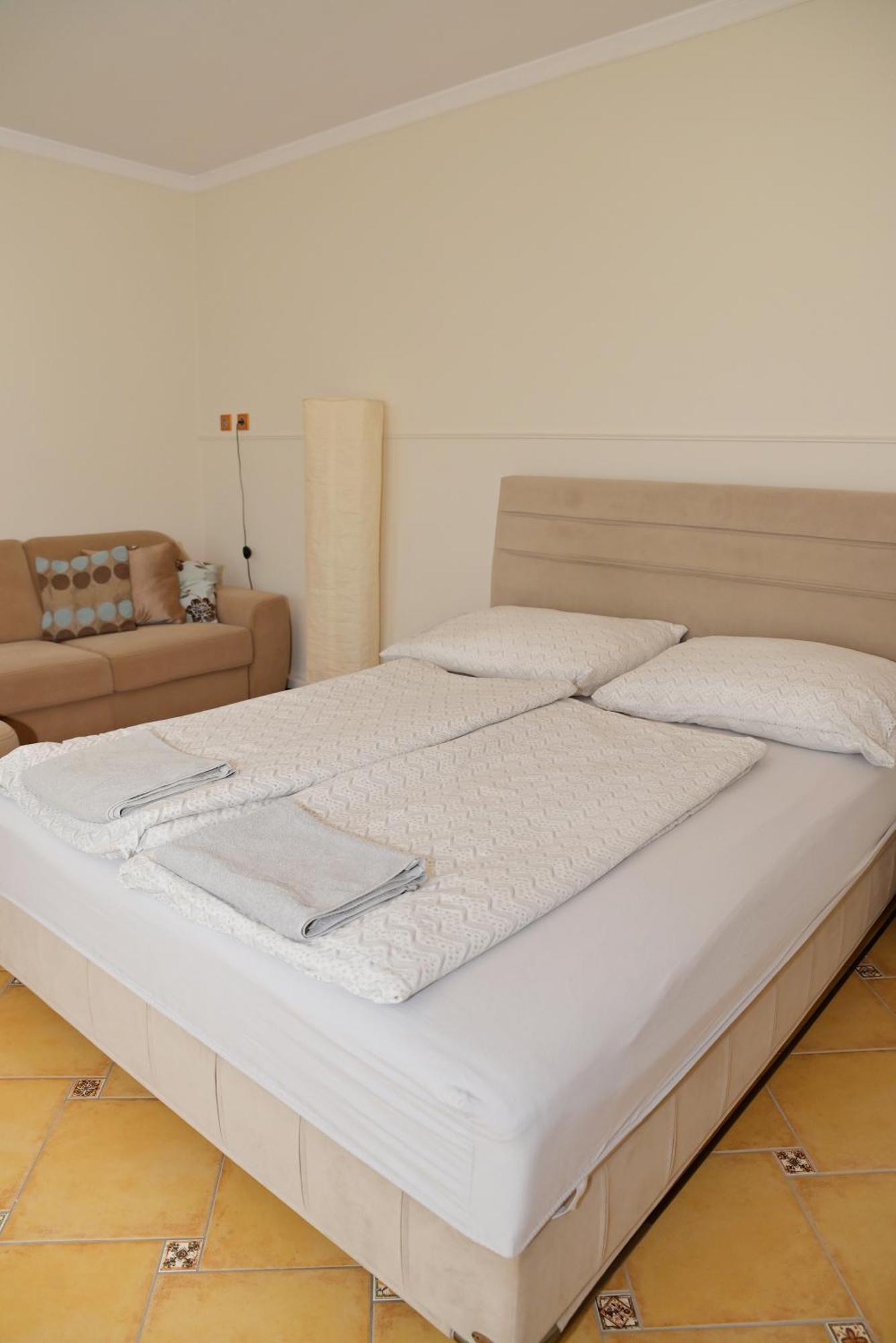 Makotel Apartmanház Exterior foto